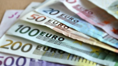 Banknoten Zu sehen sind je ein 5-, 10-, 20-, 50- 100-, 200- und 500-Euro-Schein.