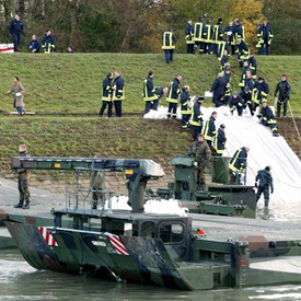 Gemeinsame Übung am Wasser
